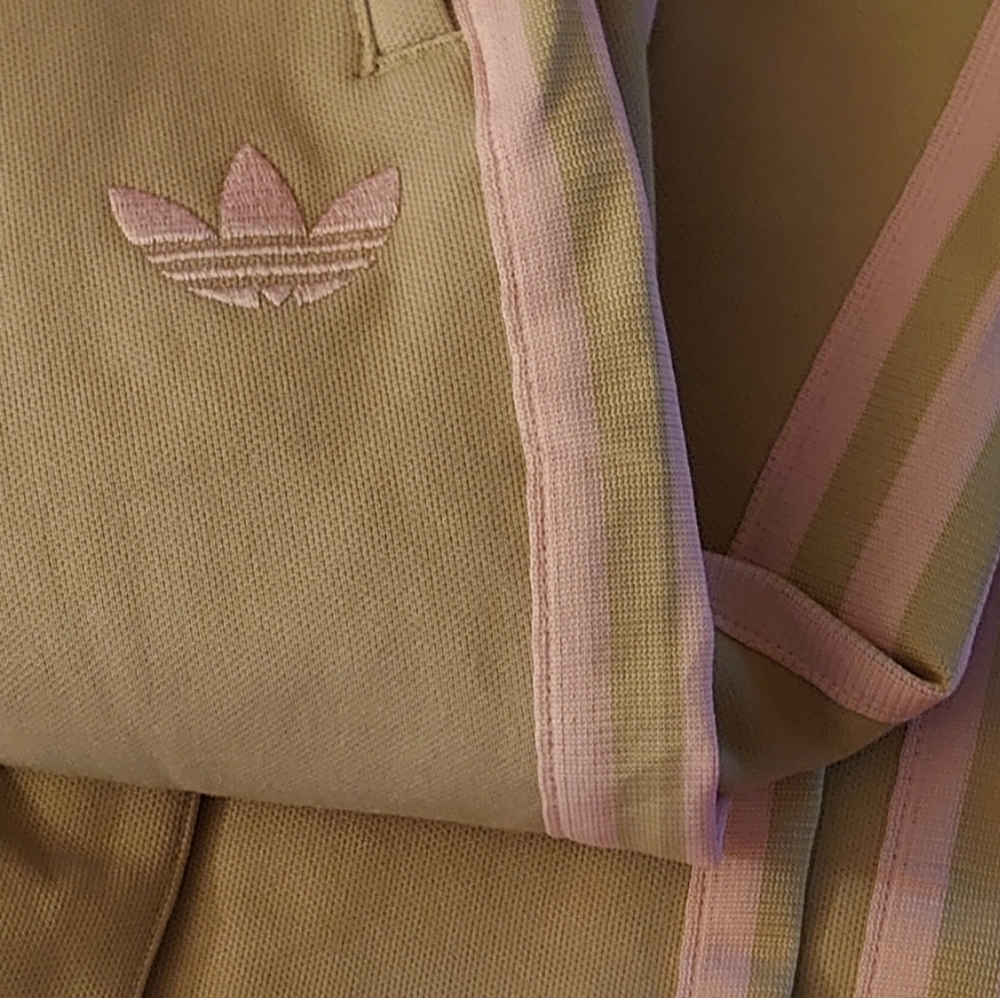 ✅Make an offer!✅ Adidas (2004 Limited Edition)